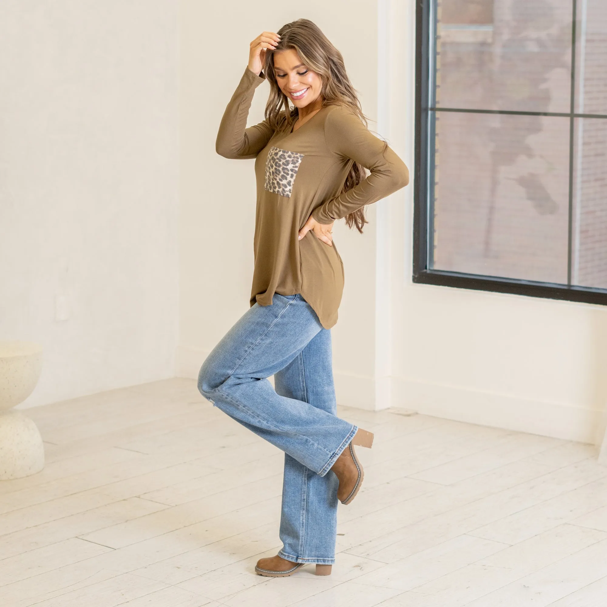 Long sleeve v-neck leopard pocket top
